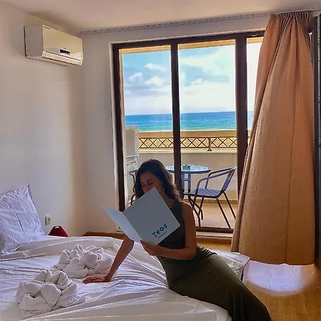 Teos מלון דירות 4*